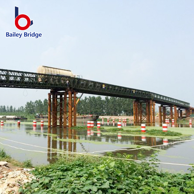 Bailey bridge erection